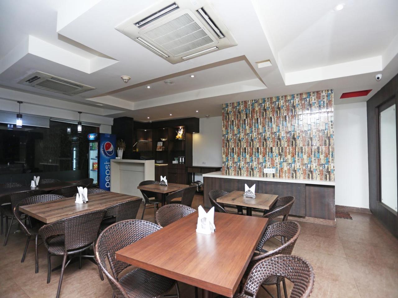 Capital O 10212 Hotel West Willows Xanadu Calcutta Exteriör bild