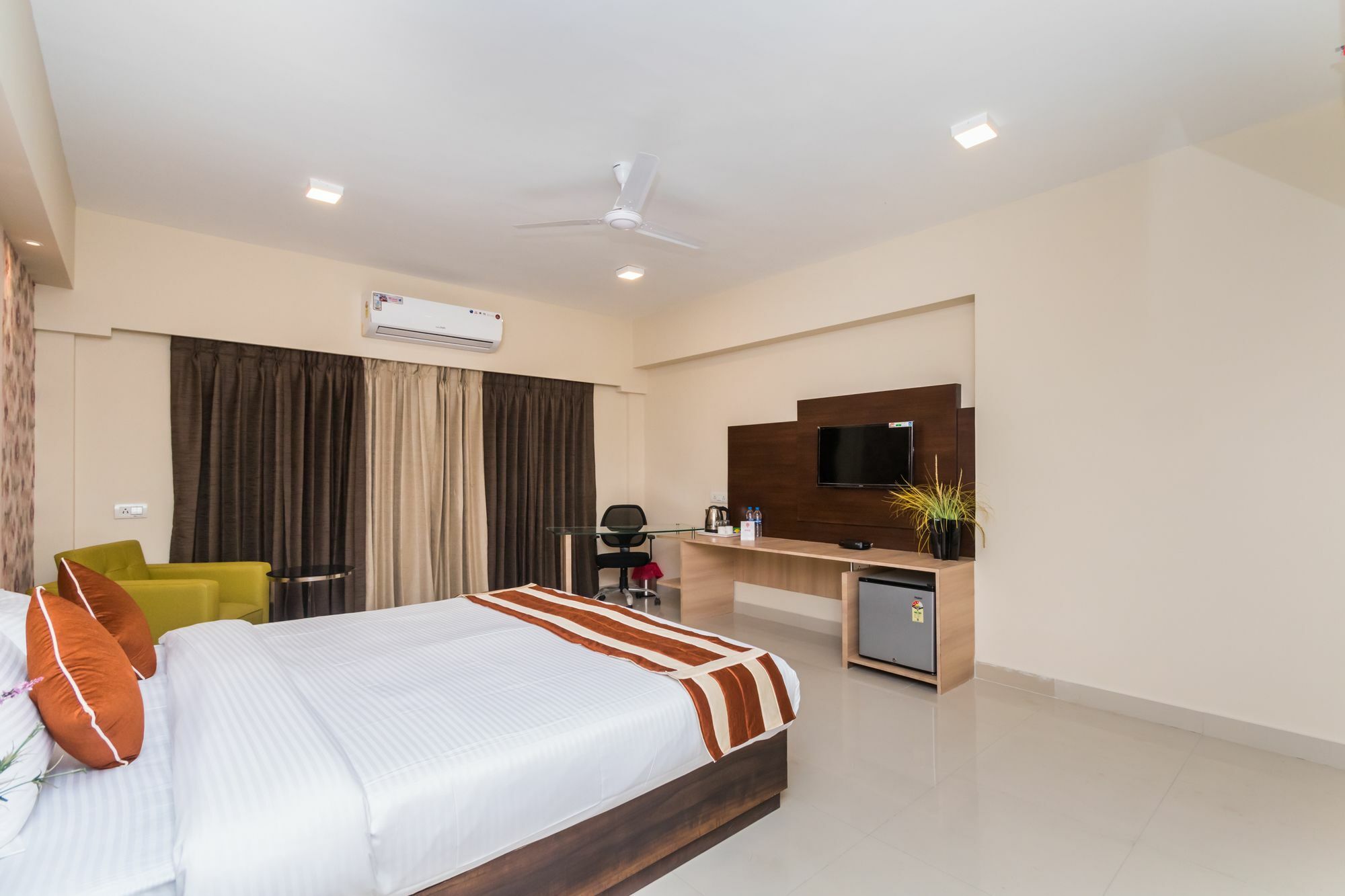 Capital O 10212 Hotel West Willows Xanadu Calcutta Exteriör bild