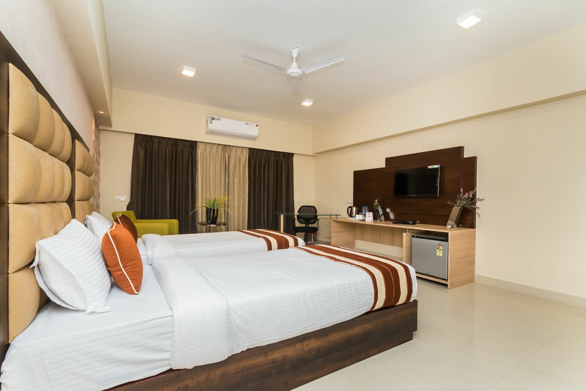 Capital O 10212 Hotel West Willows Xanadu Calcutta Exteriör bild